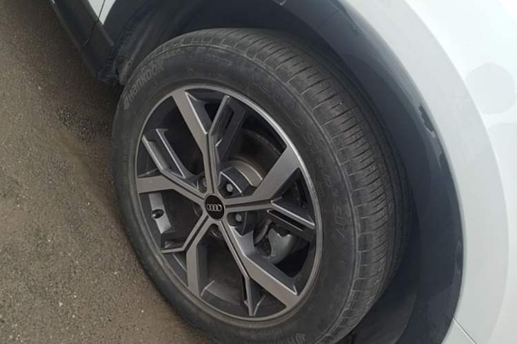 Used Audi Q3 2024 35 TFSI Stylish and Elegant Edition Right Front Wheel Hub