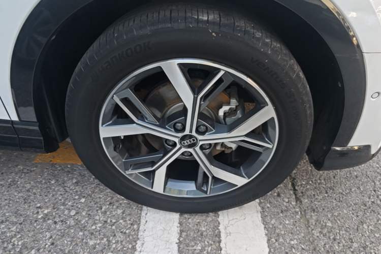 Used Audi Q3 2024 35 TFSI Stylish and Elegant Edition Right Front Wheel Hub
