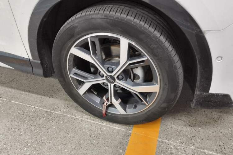 Used Audi Q3 2024 35 TFSI Stylish and Elegant Edition Right Front Wheel Hub