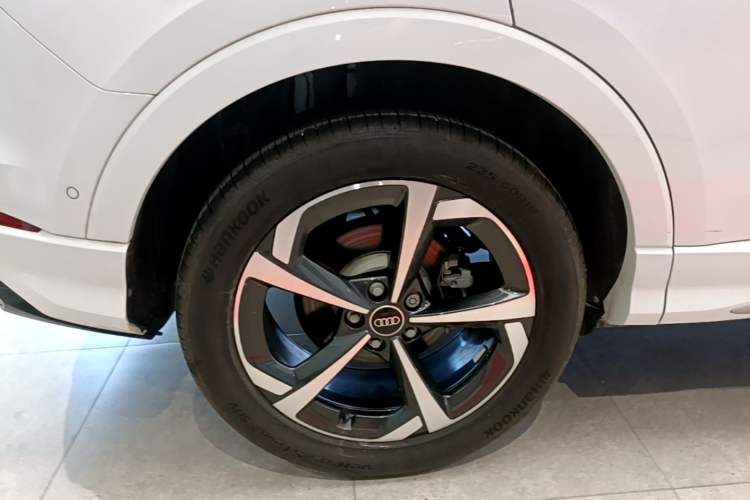Used Audi Q3 2024 35 TFSI Fashion Dynamic Edition Right Rear Wheel Hub