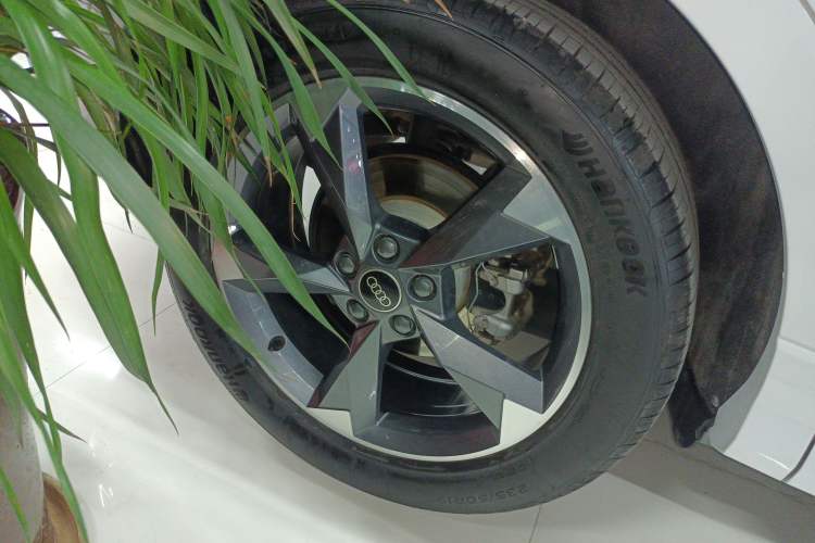 Used Audi Q3 2024 35 TFSI Fashion Dynamic Edition Right Rear Wheel Hub