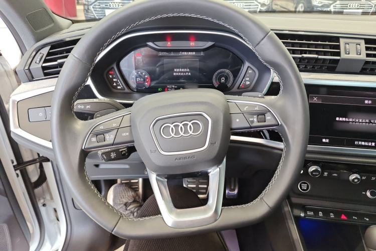 Used Audi Q3 2024 40 TFSI Fashion Dynamic Model Steering Wheel