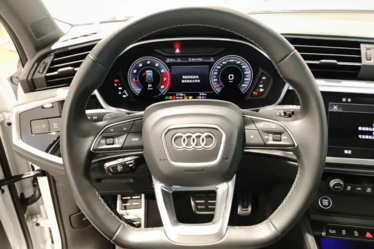 Used Audi Q3 2024 40 TFSI Fashion Dynamic Model Steering Wheel