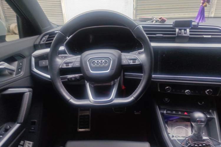 Used Audi Q3 2024 40 TFSI Fashion Dynamic Model Steering Wheel