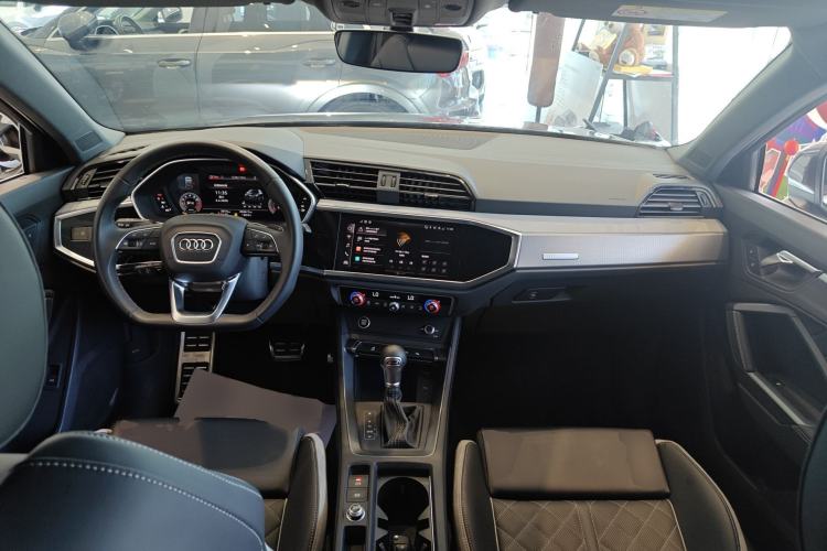 Used Audi Q3 2025 quattro 45th Anniversary Edition 35TFSI Fashionable and Dynamic Model Center Console