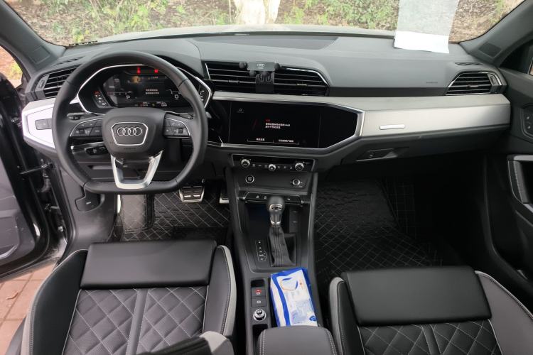 Used Audi Q3 2025 quattro 45th Anniversary Edition 35TFSI Advanced Style Model Center Console