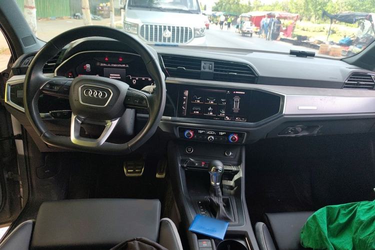 Used Audi Q3 2025 quattro 45th Anniversary Edition 35TFSI Fashionable and Dynamic Model Center Console