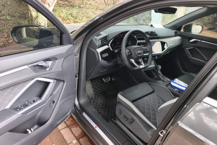 Used Audi Q3 2025 quattro 45th Anniversary Edition 35TFSI Advanced Style Model Driver Seat