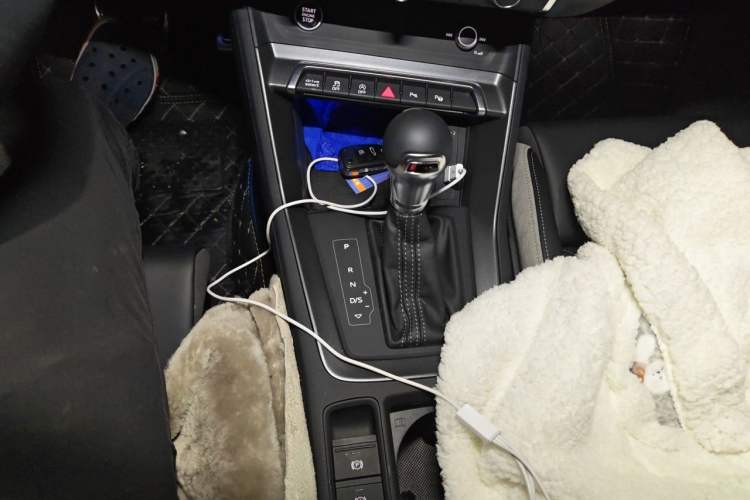 Used Audi Q3 2025 quattro 45th Anniversary Edition 40TFSI Fashionable and Dynamic Model Gear Lever