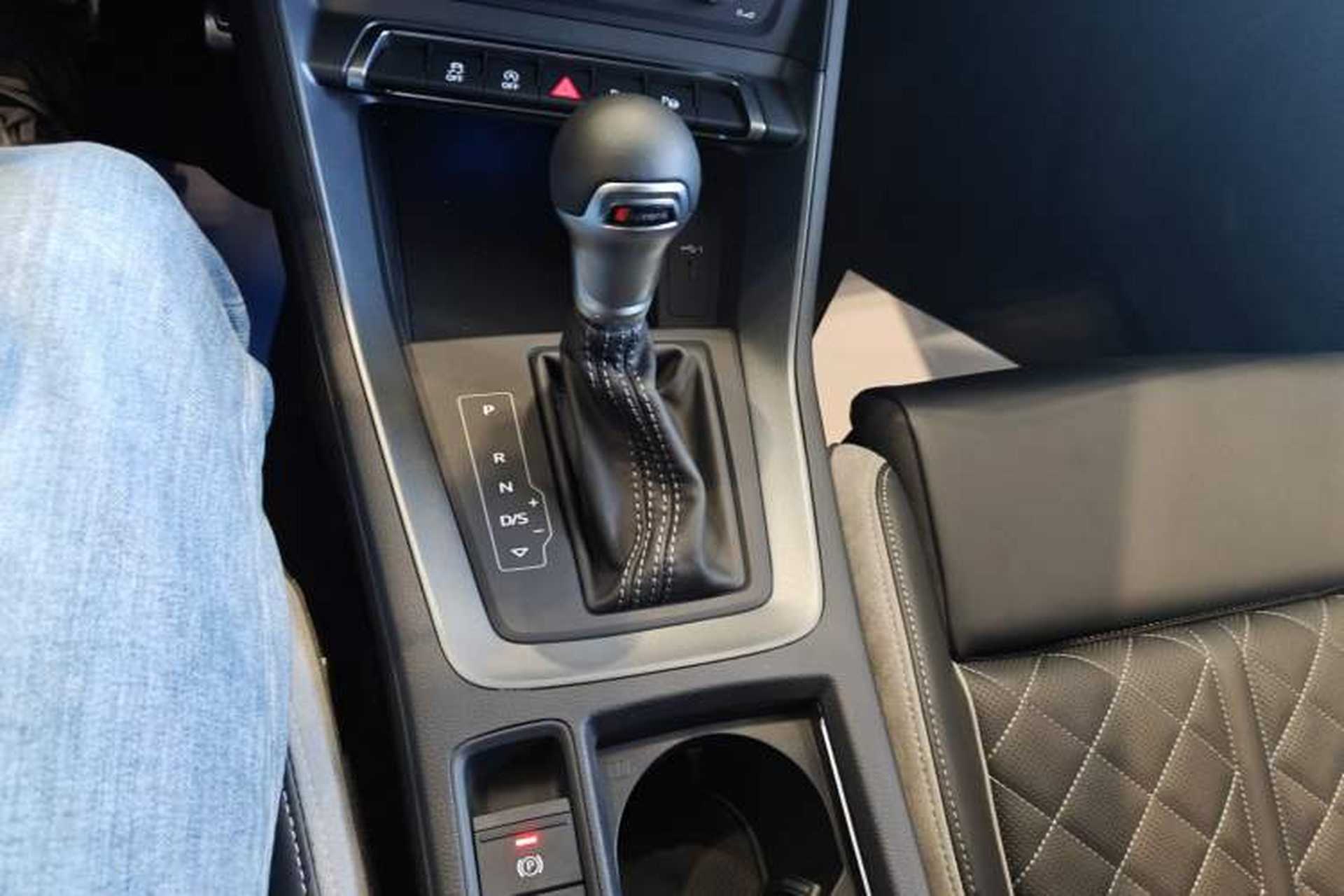 Used Audi Q3 2025 quattro 45th Anniversary Edition 35TFSI Fashionable and Dynamic Model Gear Lever