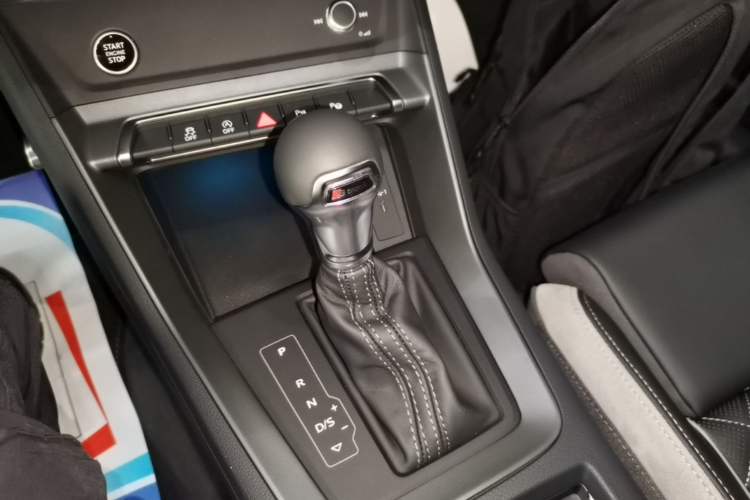 Used Audi Q3 2025 quattro 45th Anniversary Edition 35TFSI Fashionable and Dynamic Model Gear Lever
