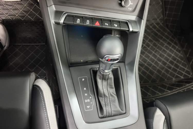 Used Audi Q3 2025 quattro 45th Anniversary Edition 35TFSI Advanced Style Model Gear Lever