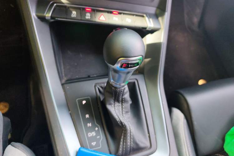 Used Audi Q3 2025 quattro 45th Anniversary Edition 35TFSI Fashionable and Dynamic Model Gear Lever