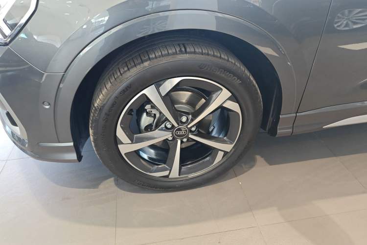 Used Audi Q3 2025 quattro 45th Anniversary Edition 35TFSI Fashionable and Dynamic Model Left Front Wheel Hub