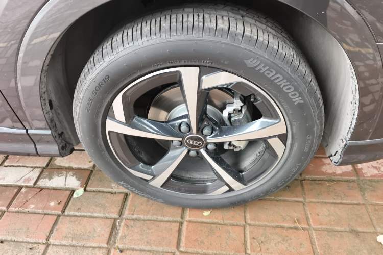 Used Audi Q3 2025 quattro 45th Anniversary Edition 35TFSI Advanced Style Model Right Front Wheel Hub