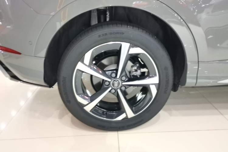 Used Audi Q3 2025 quattro 45th Anniversary Edition 35TFSI Fashionable and Dynamic Model Right Rear Wheel Hub