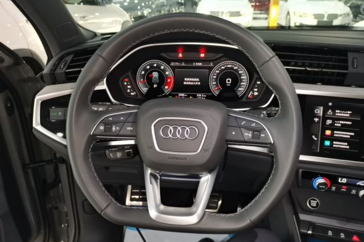 Used Audi Q3 2025 quattro 45th Anniversary Edition 35TFSI Fashionable and Dynamic Model Steering Wheel