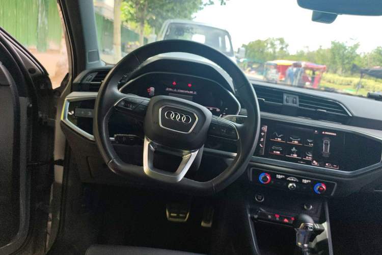 Used Audi Q3 2025 quattro 45th Anniversary Edition 35TFSI Fashionable and Dynamic Model Steering Wheel