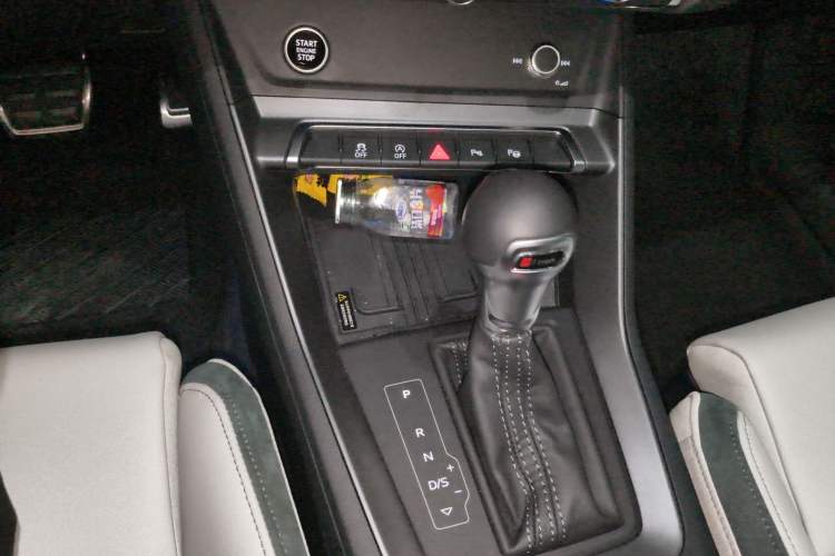 Used Audi Q3 2025 quattro 45th Anniversary Edition 35TFSI Fashionable and Dynamic Model Gear Lever