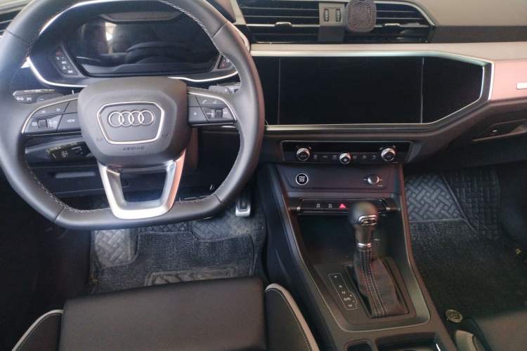 Used Audi Q3 2025 quattro 45th Anniversary Edition 35TFSI Fashionable and Dynamic Model Center Console
