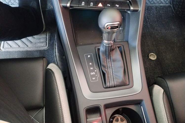 Used Audi Q3 2025 quattro 45th Anniversary Edition 35TFSI Fashionable and Dynamic Model Gear Lever