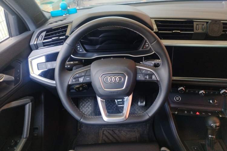 Used Audi Q3 2025 quattro 45th Anniversary Edition 35TFSI Fashionable and Dynamic Model Steering Wheel