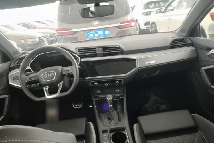 Used Audi Q3 2025 quattro 45th Anniversary Edition 40TFSI Fashionable and Dynamic Model Center Console