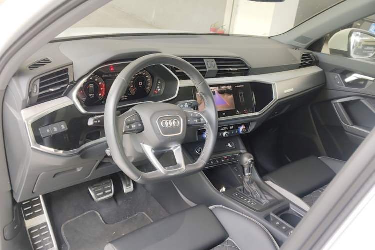 Used Audi Q3 2025 quattro 45th Anniversary Edition 40TFSI Fashionable and Dynamic Model Center Console