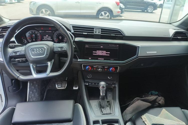 Used Audi Q3 2025 quattro 45th Anniversary Edition 40TFSI Fashionable and Dynamic Model Center Console