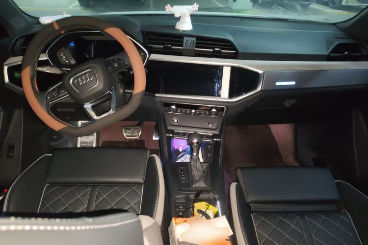 Used Audi Q3 2025 quattro 45th Anniversary Edition 35TFSI Fashionable and Dynamic Model Center Console