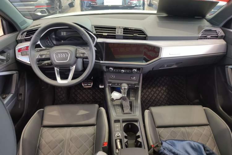 Used Audi Q3 2025 quattro 45th Anniversary Edition 35TFSI Progressive Dynamic Model Center Console