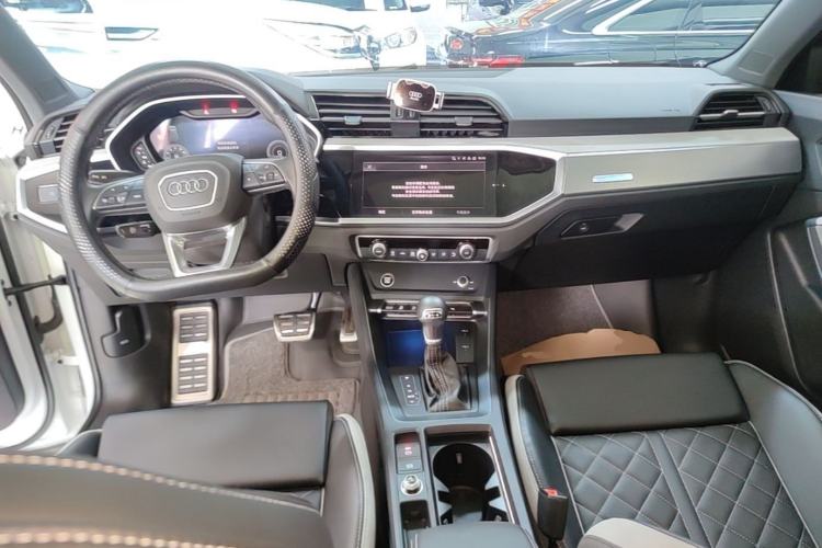 Used Audi Q3 2025 quattro 45th Anniversary Edition 40TFSI Fashionable and Dynamic Model Center Console