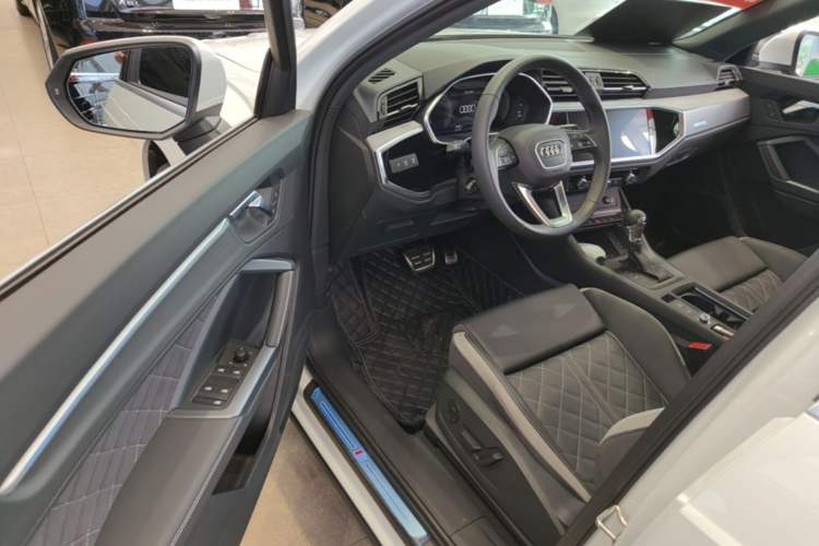 Used Audi Q3 2025 quattro 45th Anniversary Edition 35TFSI Progressive Dynamic Model Driver Seat