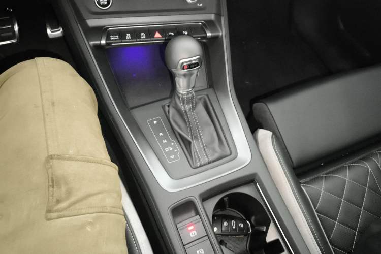 Used Audi Q3 2025 quattro 45th Anniversary Edition 40TFSI Fashionable and Dynamic Model Gear Lever