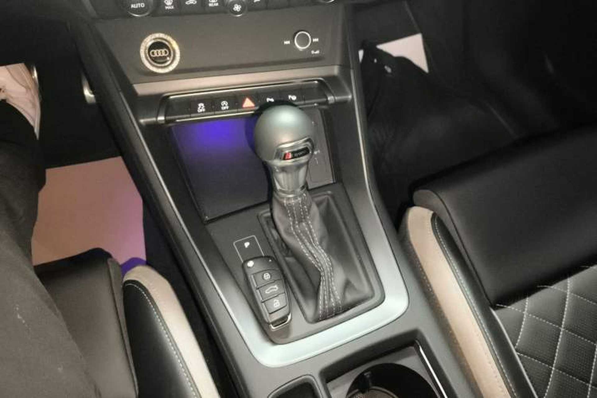 Used Audi Q3 2025 quattro 45th Anniversary Edition 35TFSI Fashionable and Dynamic Model Gear Lever