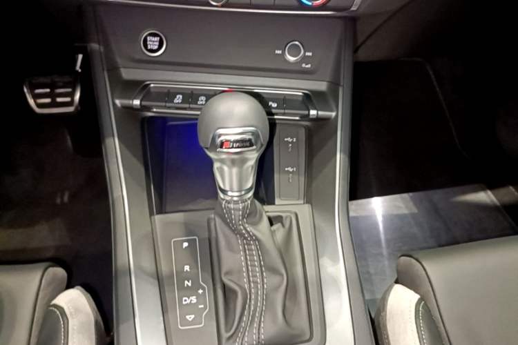 Used Audi Q3 2025 quattro 45th Anniversary Edition 35TFSI Fashionable and Dynamic Model Gear Lever