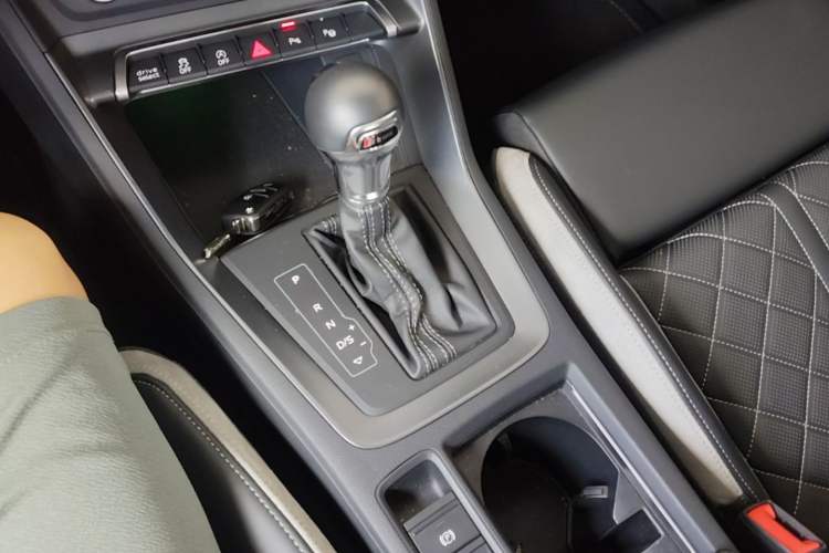 Used Audi Q3 2025 quattro 45th Anniversary Edition 40TFSI Fashionable and Dynamic Model Gear Lever