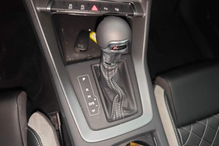 Used Audi Q3 2025 quattro 45th Anniversary Edition 35TFSI Fashionable and Dynamic Model Gear Lever