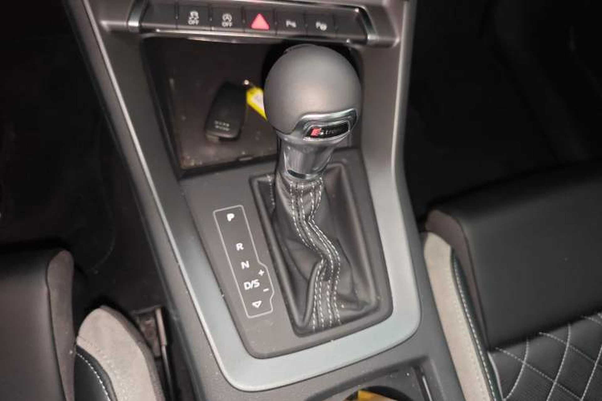 Used Audi Q3 2025 quattro 45th Anniversary Edition 35TFSI Fashionable and Dynamic Model Gear Lever