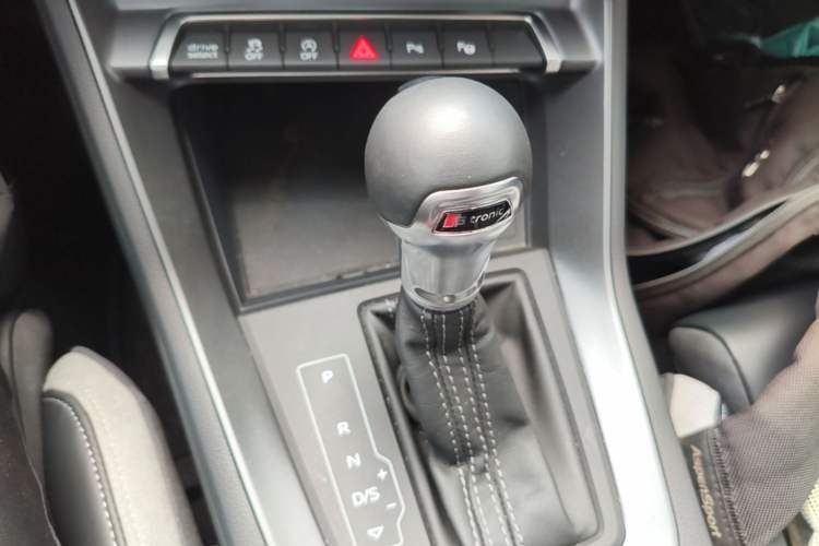Used Audi Q3 2025 quattro 45th Anniversary Edition 40TFSI Fashionable and Dynamic Model Gear Lever