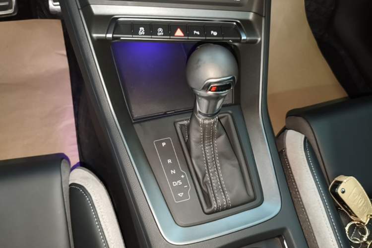 Used Audi Q3 2025 quattro 45th Anniversary Edition 35TFSI Fashionable and Dynamic Model Gear Lever