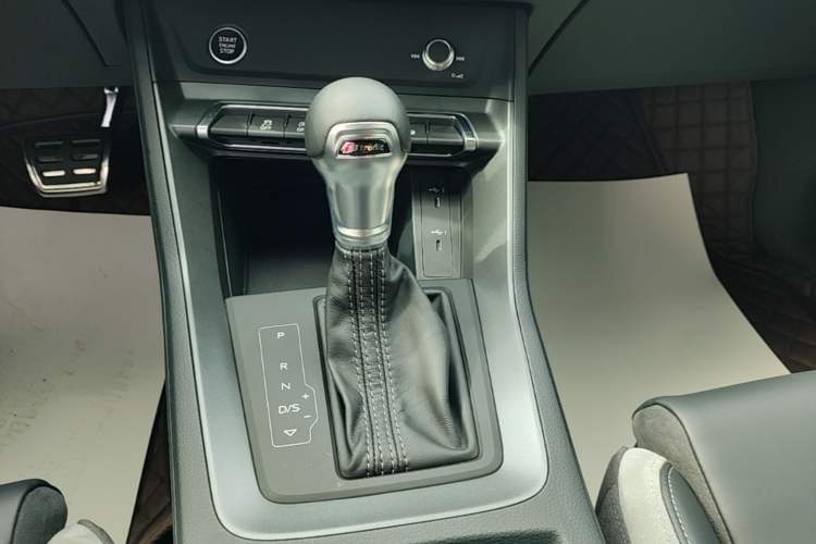 Used Audi Q3 2025 quattro 45th Anniversary Edition 35TFSI Fashionable and Dynamic Model Gear Lever