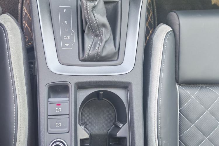 Used Audi Q3 2025 quattro 45th Anniversary Edition 35TFSI Fashionable and Dynamic Model Gear Lever