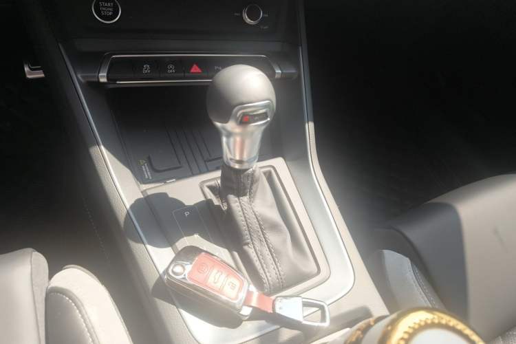 Used Audi Q3 2025 quattro 45th Anniversary Edition 35TFSI Progressive Dynamic Model Gear Lever