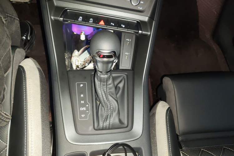 Used Audi Q3 2025 quattro 45th Anniversary Edition 35TFSI Fashionable and Dynamic Model Gear Lever