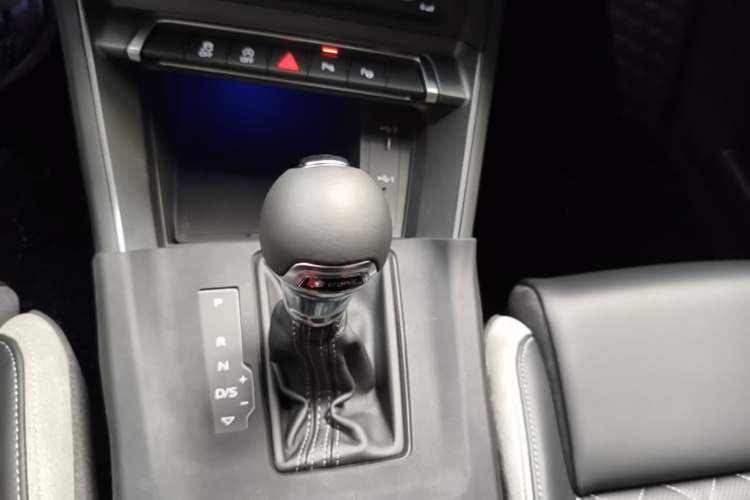 Used Audi Q3 2025 quattro 45th Anniversary Edition 35TFSI Fashionable and Dynamic Model Gear Lever
