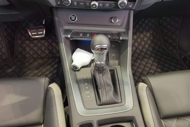Used Audi Q3 2025 quattro 45th Anniversary Edition 35TFSI Progressive Dynamic Model Gear Lever