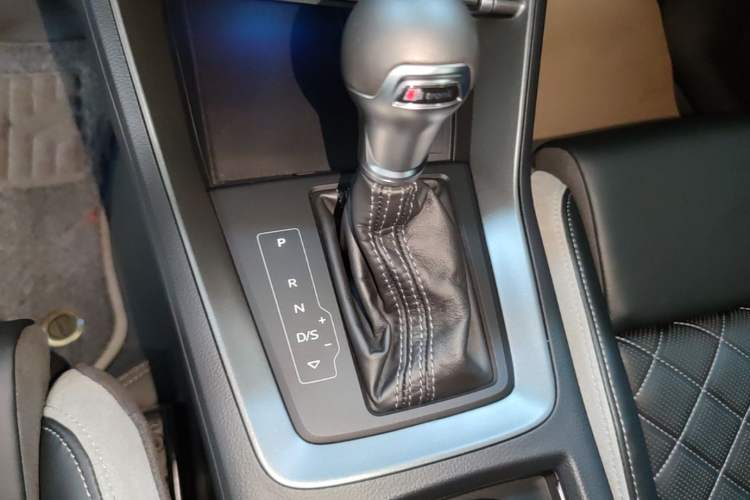 Used Audi Q3 2025 quattro 45th Anniversary Edition 40TFSI Fashionable and Dynamic Model Gear Lever