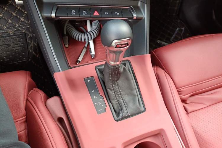 Used Audi Q3 2025 quattro 45th Anniversary Edition 35TFSI Fashionable and Dynamic Model Gear Lever