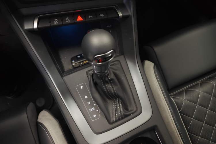 Used Audi Q3 2025 quattro 45th Anniversary Edition 35TFSI Fashionable and Dynamic Model Gear Lever